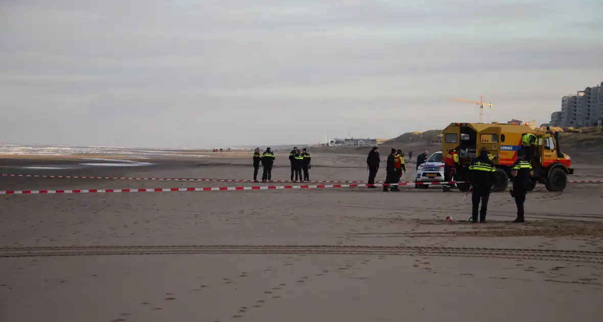 Levenloos lichaam aangetroffen op strand - Foto 7