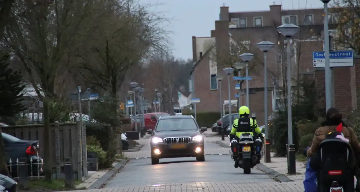 Veel politie aanwezig vanwege verdachte situatie - Foto 4