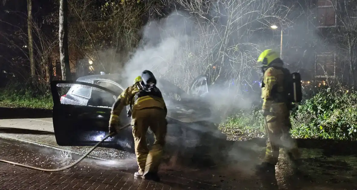 Voertuig beschadigd bij brand