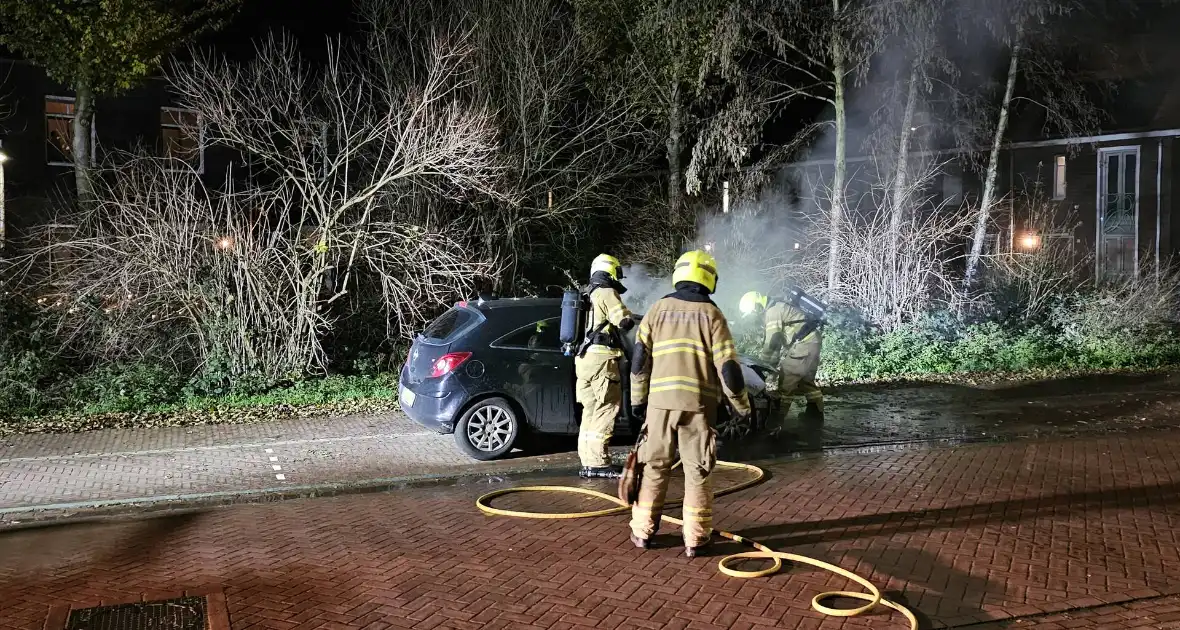 Voertuig beschadigd bij brand - Foto 3