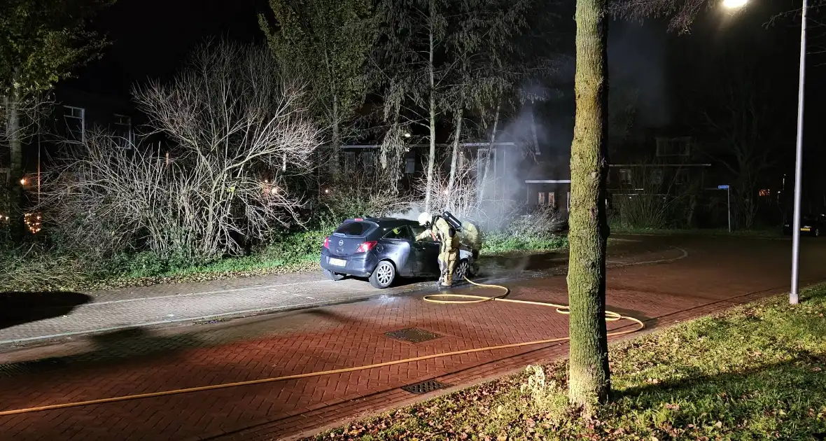 Voertuig beschadigd bij brand - Foto 4