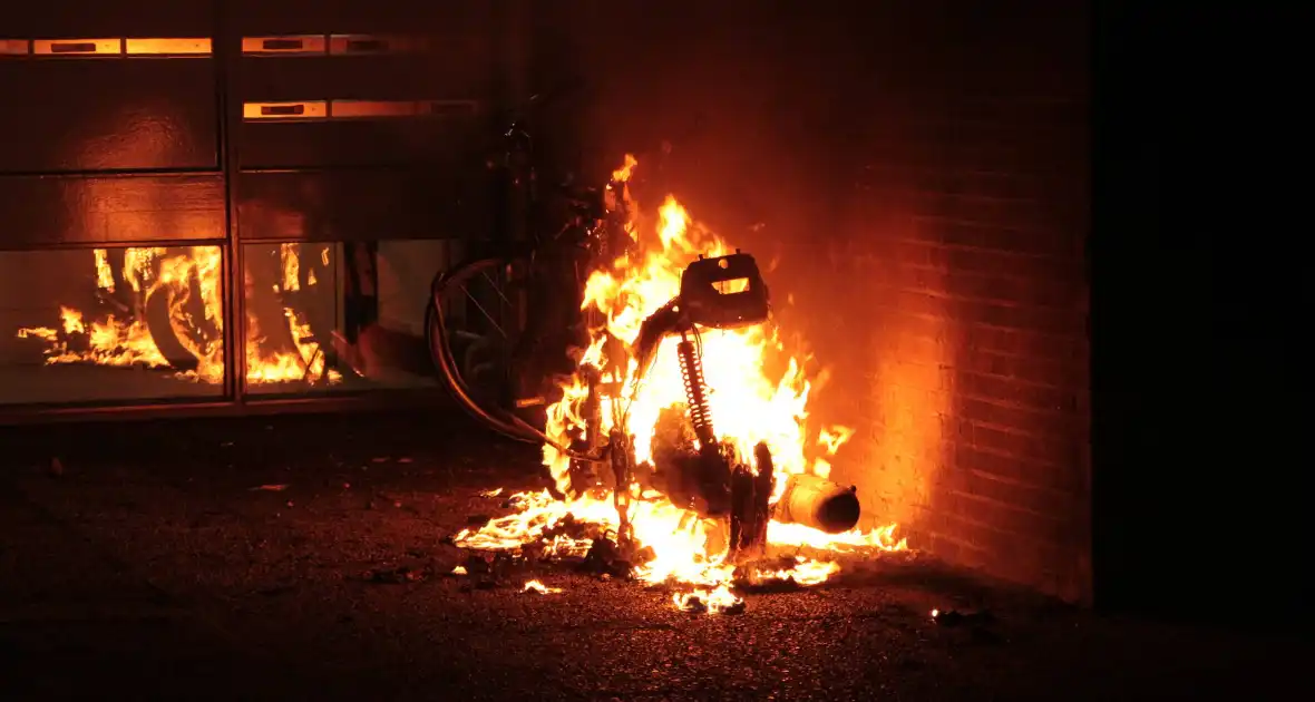 Brandweer blust brandende scooter tegen appartementencomplex - Foto 1