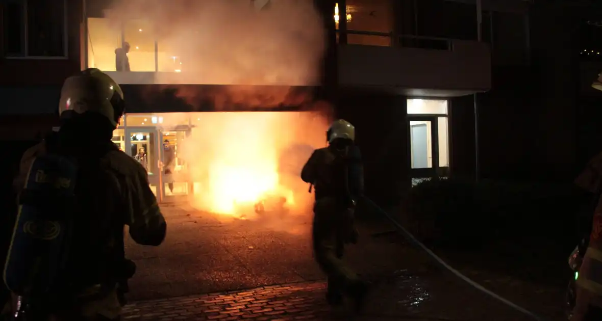 Brandweer blust brandende scooter tegen appartementencomplex - Foto 10