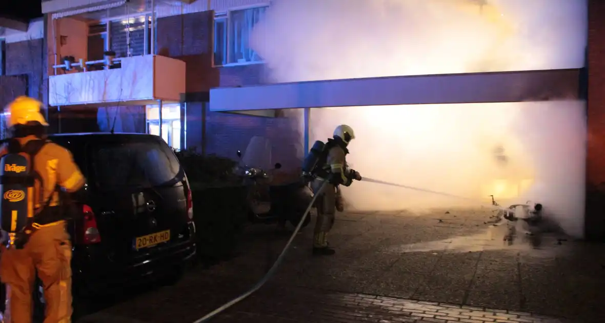 Brandweer blust brandende scooter tegen appartementencomplex - Foto 11