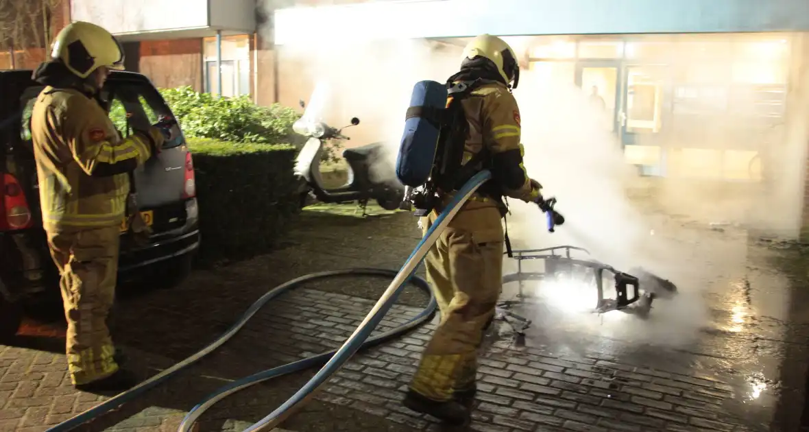 Brandweer blust brandende scooter tegen appartementencomplex - Foto 16