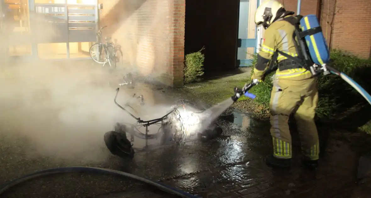 Brandweer blust brandende scooter tegen appartementencomplex - Foto 17