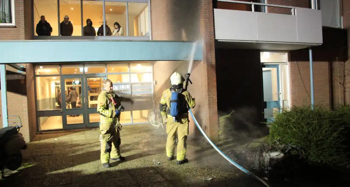 Brandweer blust brandende scooter tegen appartementencomplex - Foto 18