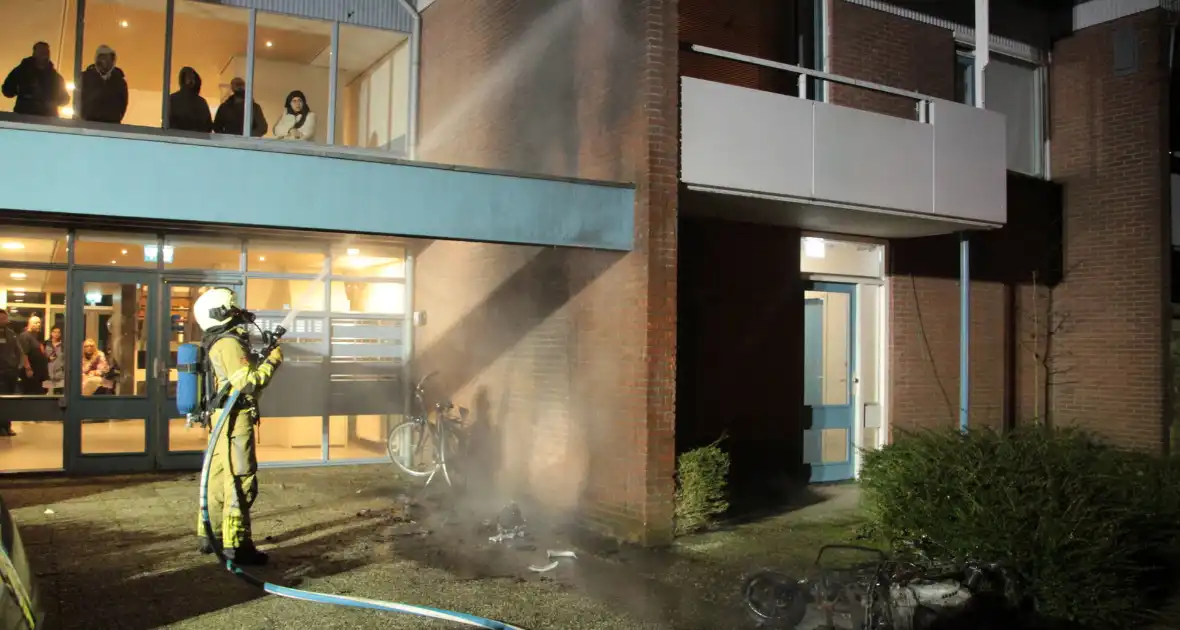 Brandweer blust brandende scooter tegen appartementencomplex - Foto 19