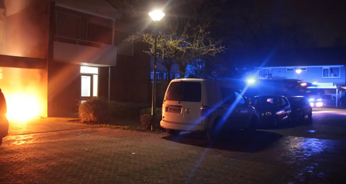 Brandweer blust brandende scooter tegen appartementencomplex - Foto 2