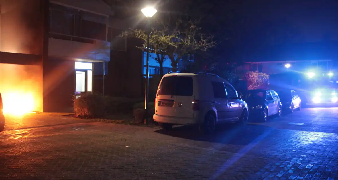 Brandweer blust brandende scooter tegen appartementencomplex - Foto 3