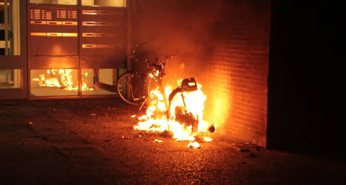 Brandweer blust brandende scooter tegen appartementencomplex - Foto 5