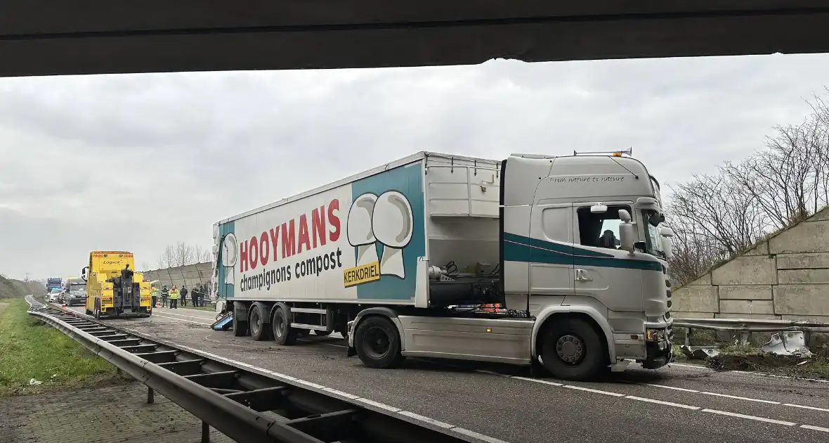 Vrachtwagen schaart en botst tegen viaduct - Foto 1