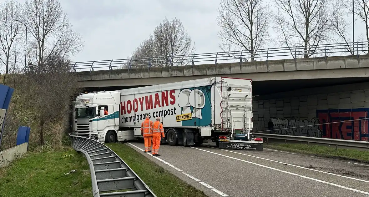 Vrachtwagen schaart en botst tegen viaduct - Foto 2