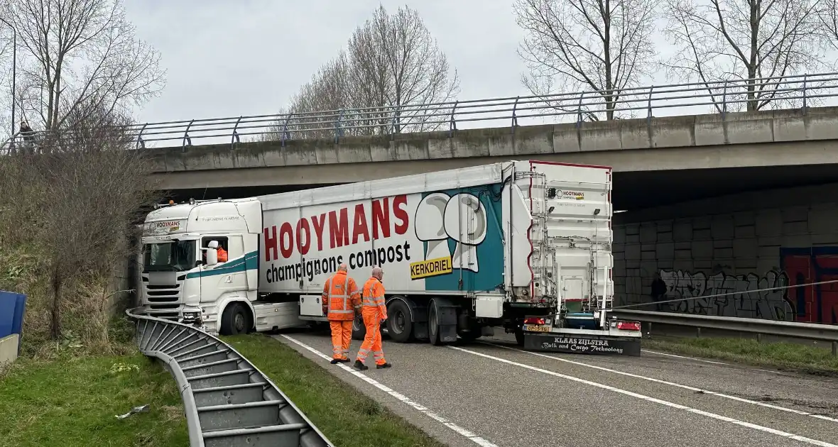 Vrachtwagen schaart en botst tegen viaduct - Foto 3