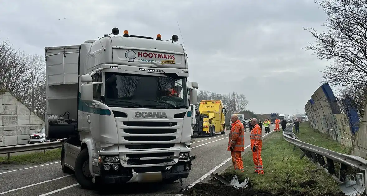 Vrachtwagen schaart en botst tegen viaduct - Foto 4