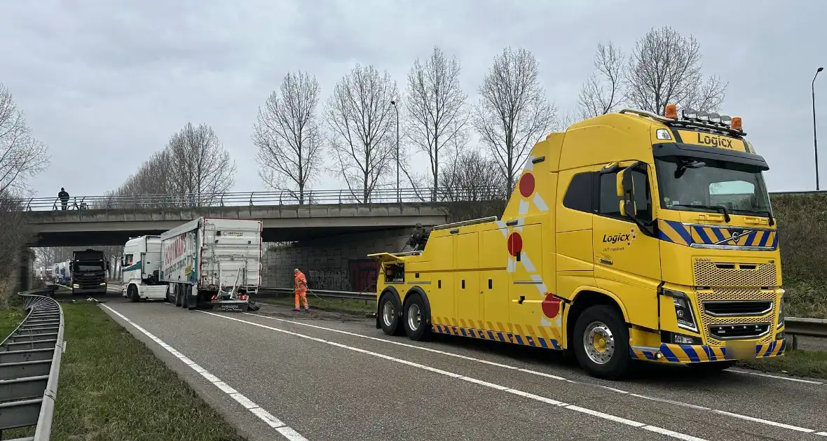 Vrachtwagen schaart en botst tegen viaduct - Foto 5