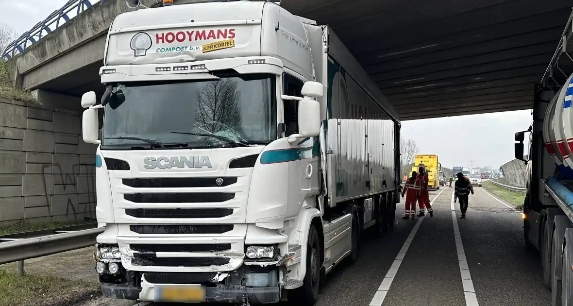 Vrachtwagen schaart en botst tegen viaduct - Foto 6