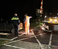 Persoon laat auto op spoor achter