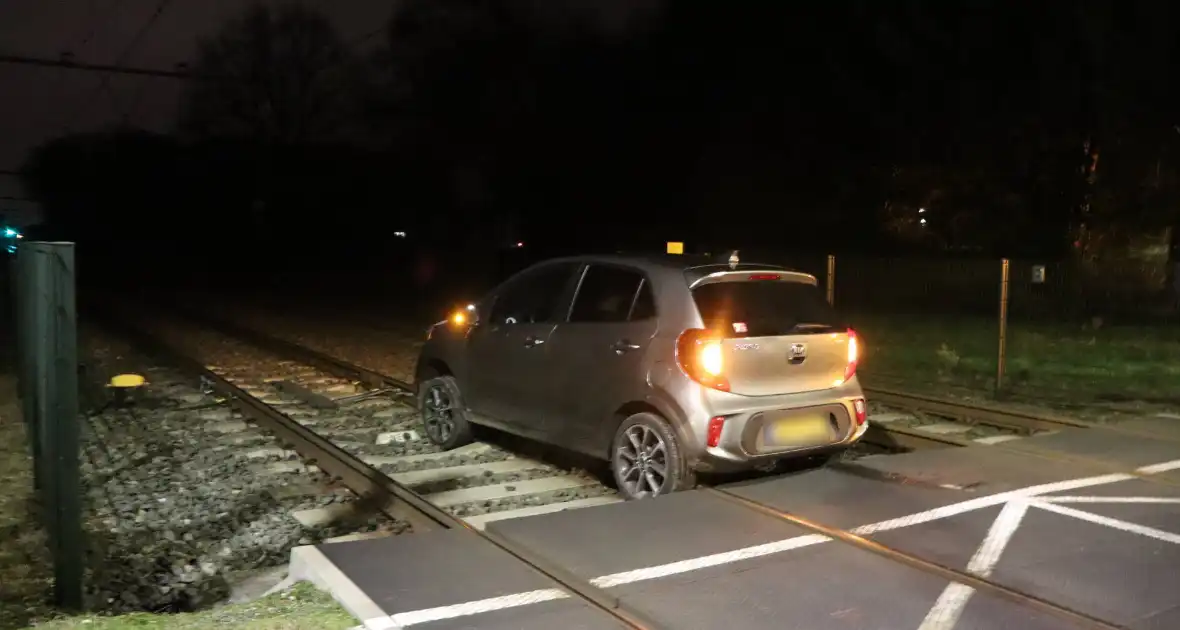 Persoon laat auto op spoor achter - Foto 3