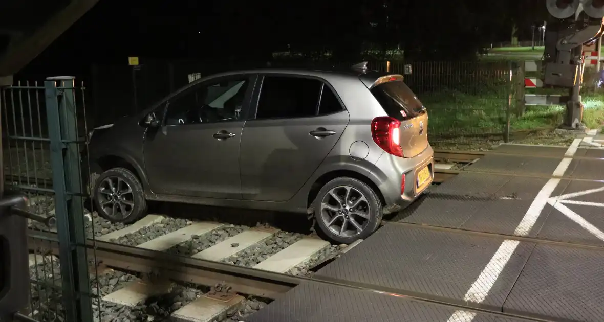 Persoon laat auto op spoor achter - Foto 5