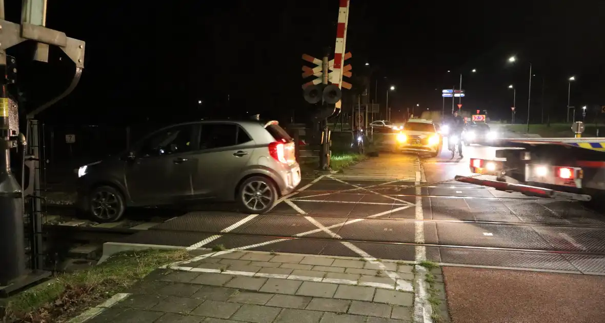 Persoon laat auto op spoor achter - Foto 6