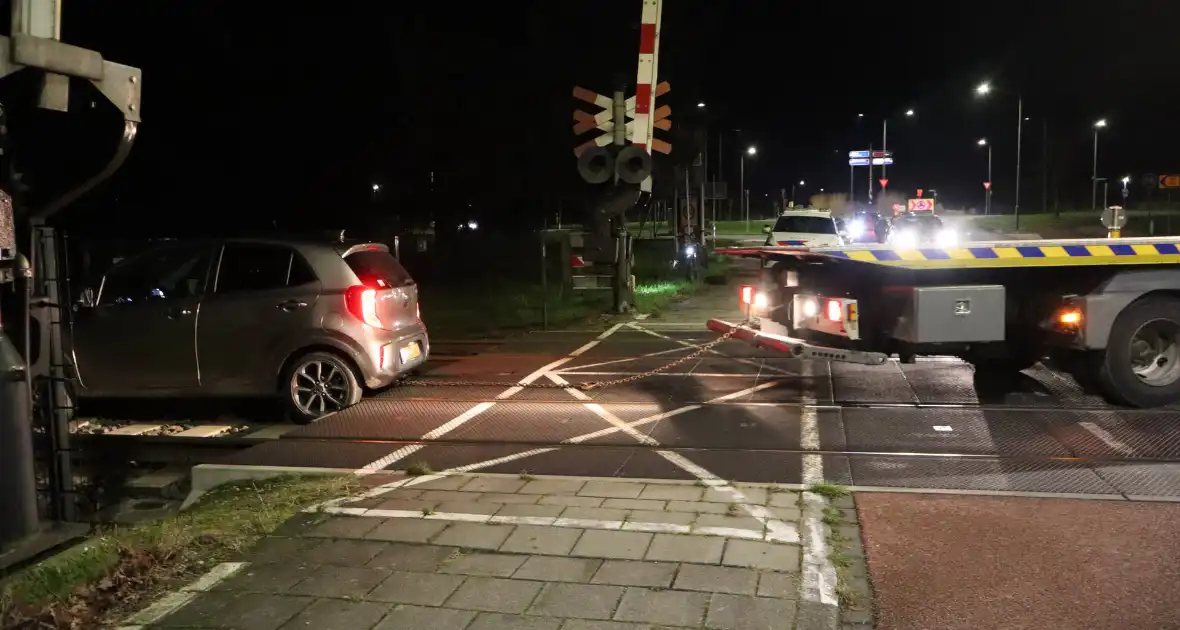 Persoon laat auto op spoor achter - Foto 7