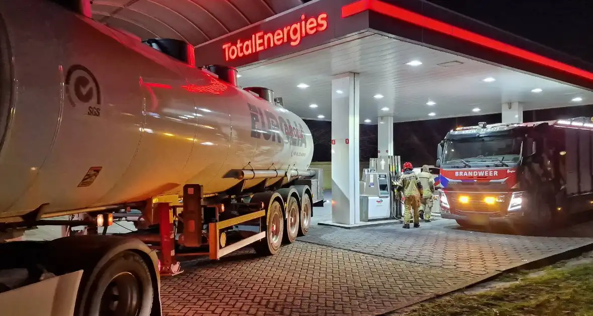 Vrachtwagenchauffeur ramt tankstation - Foto 4