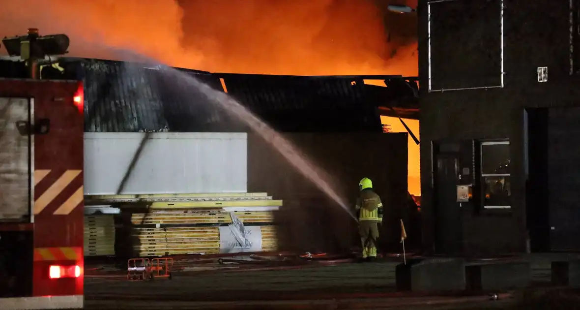 Zeer grote uitslaande brand in ijsfrabriek - Foto 3