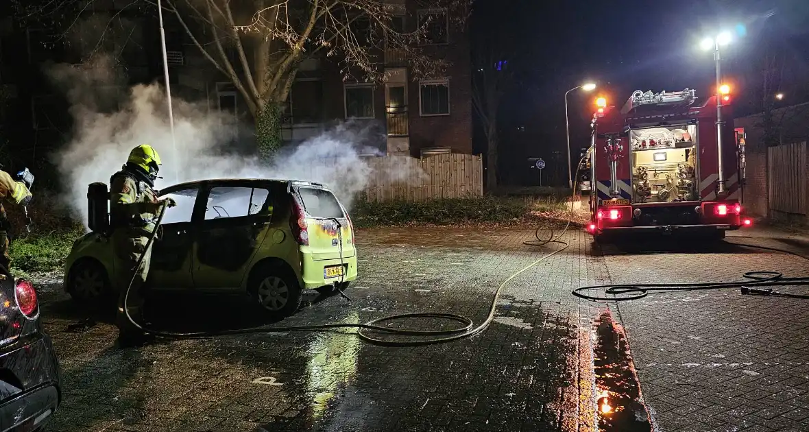 Geparkeerde auto door brand verwoest