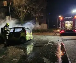 Geparkeerde auto door brand verwoest