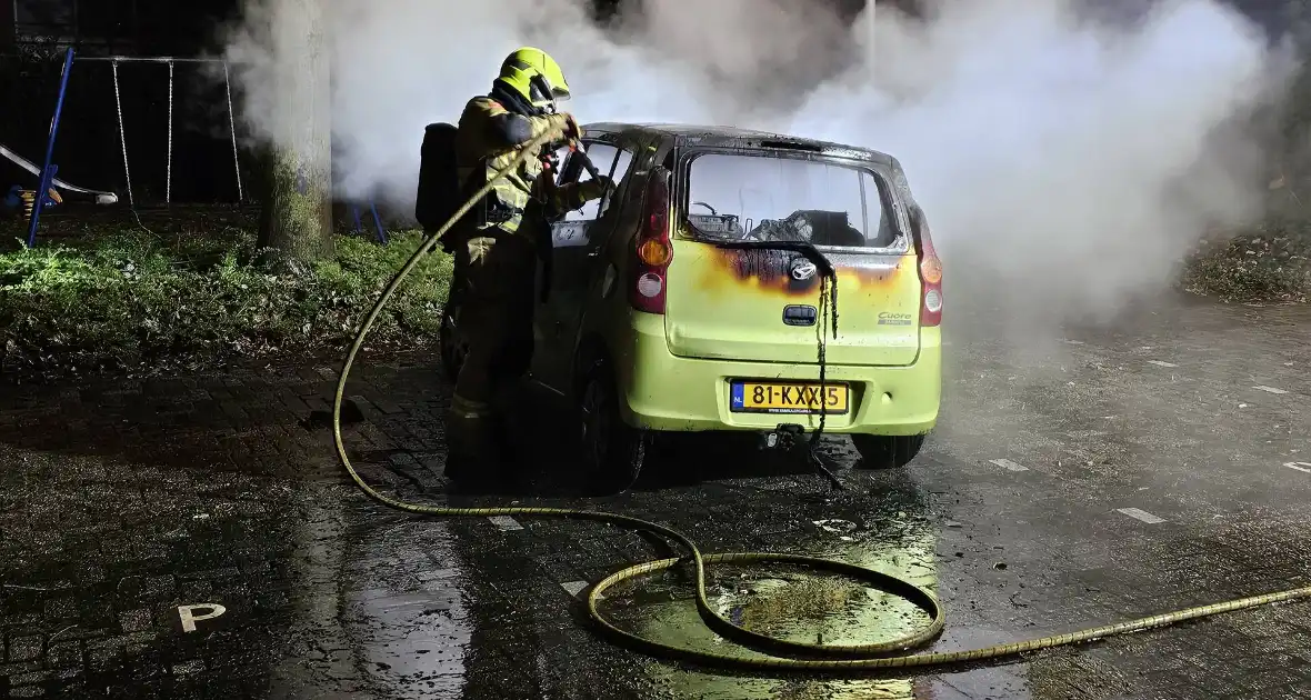 Geparkeerde auto door brand verwoest - Foto 1