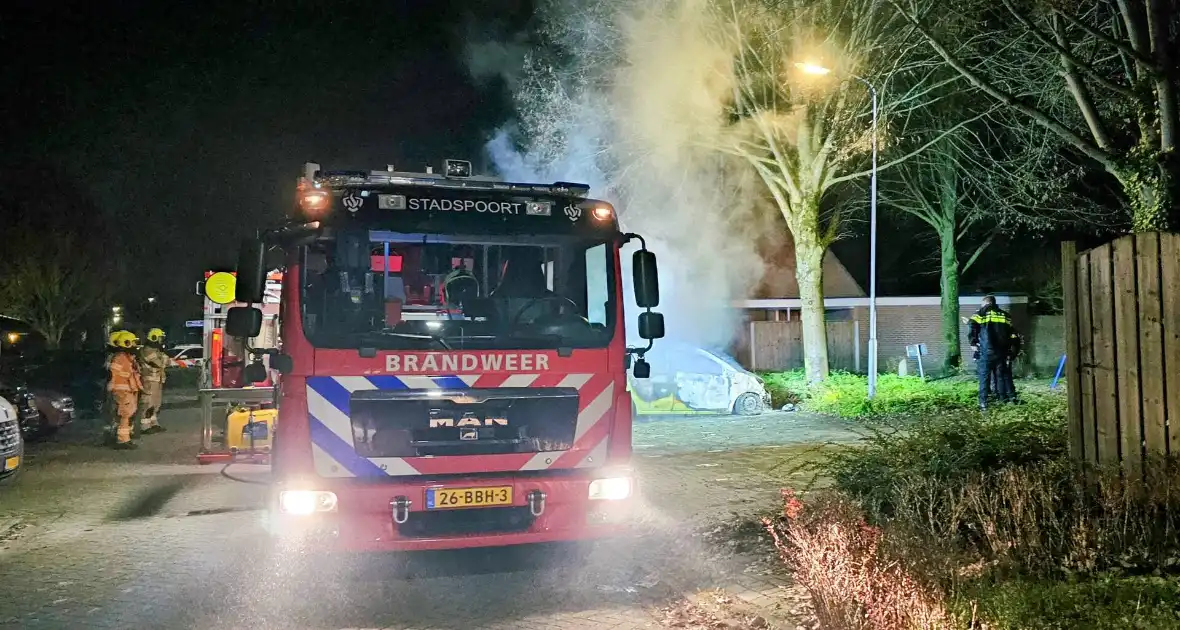 Geparkeerde auto door brand verwoest - Foto 10