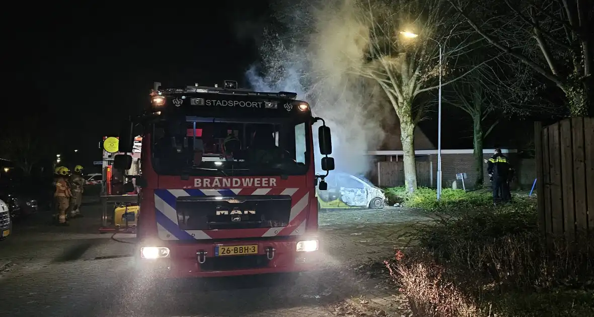 Geparkeerde auto door brand verwoest - Foto 2