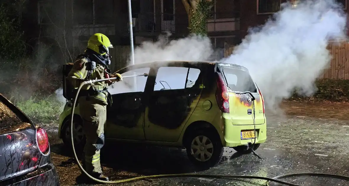 Geparkeerde auto door brand verwoest - Foto 3