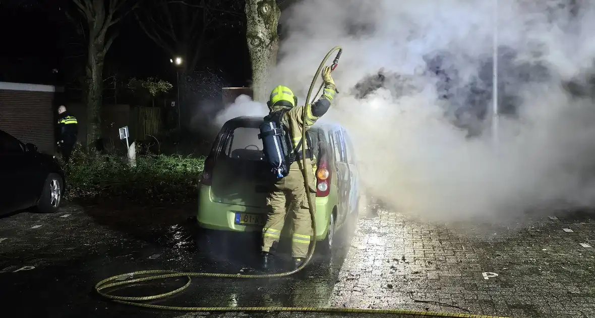 Geparkeerde auto door brand verwoest - Foto 4