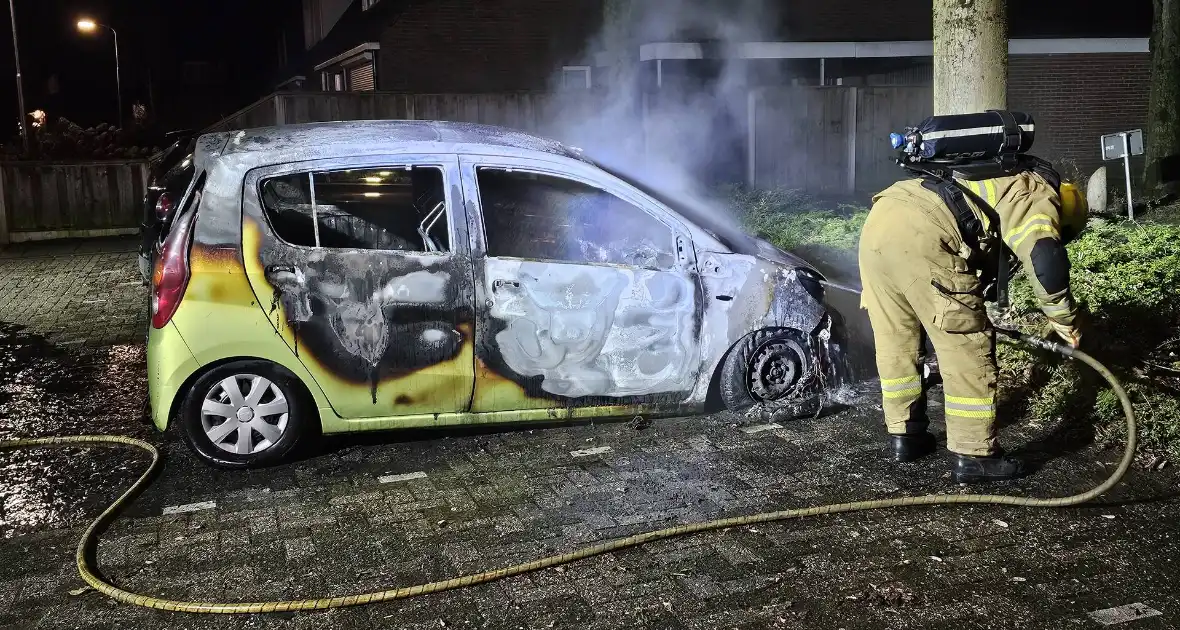 Geparkeerde auto door brand verwoest - Foto 5