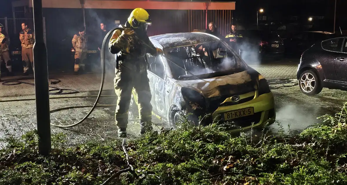 Geparkeerde auto door brand verwoest - Foto 6