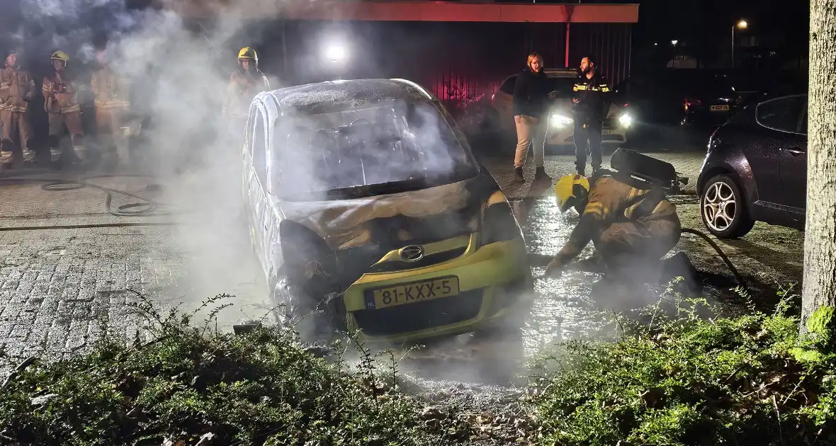 Geparkeerde auto door brand verwoest - Foto 7