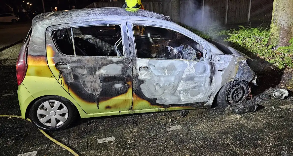 Geparkeerde auto door brand verwoest - Foto 8