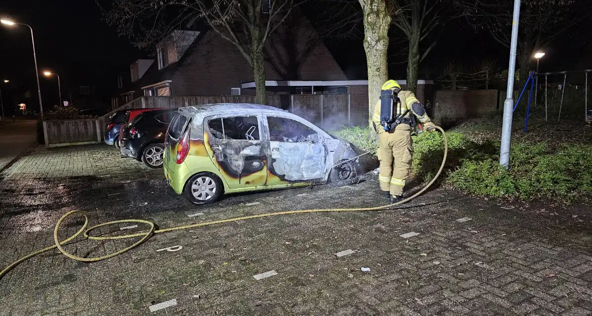 Geparkeerde auto door brand verwoest - Foto 9