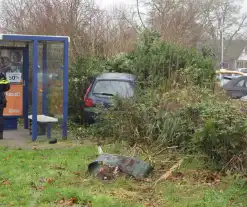 Auto raakt van weg en belandt in bosjes