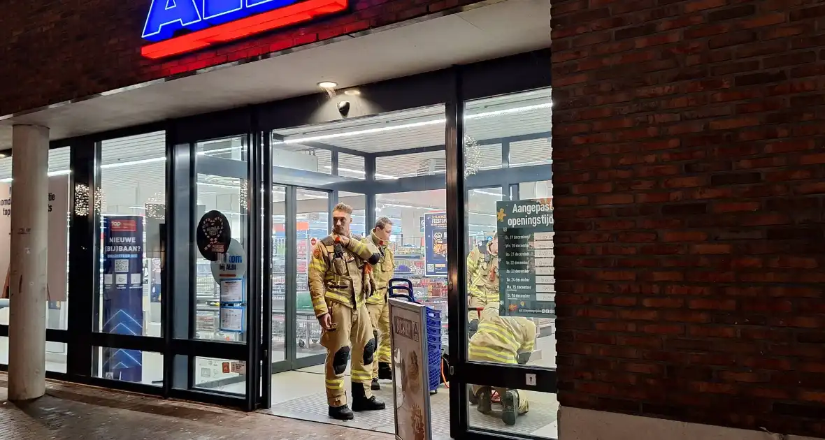 Brandweer ventileert winkel na rookontwikkeling - Foto 1