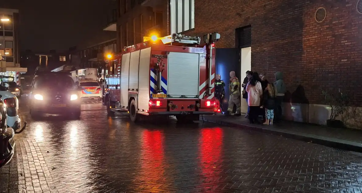 Brandweer ventileert winkel na rookontwikkeling - Foto 3