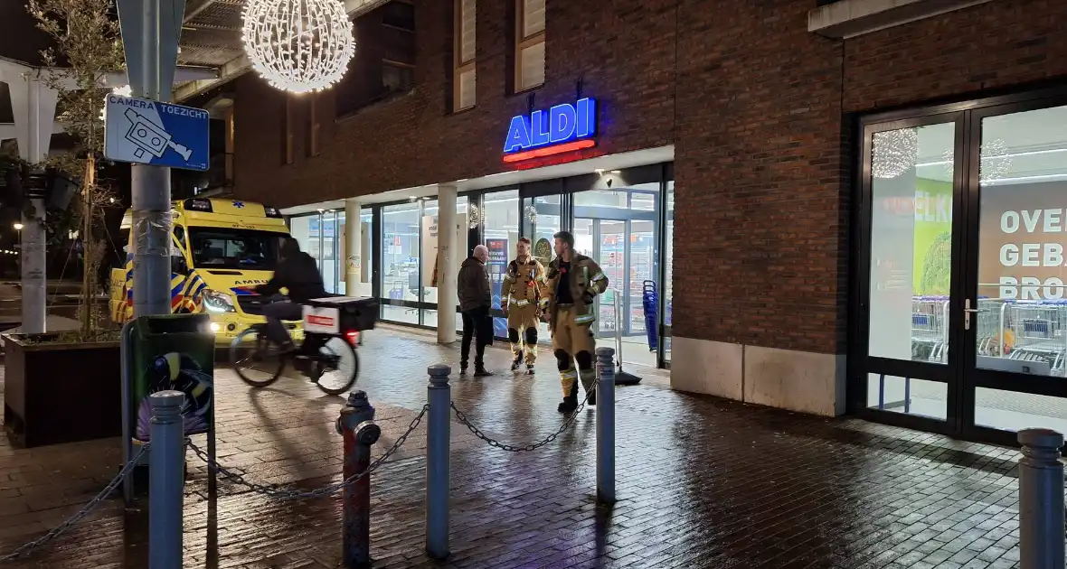 Brandweer ventileert winkel na rookontwikkeling - Foto 8