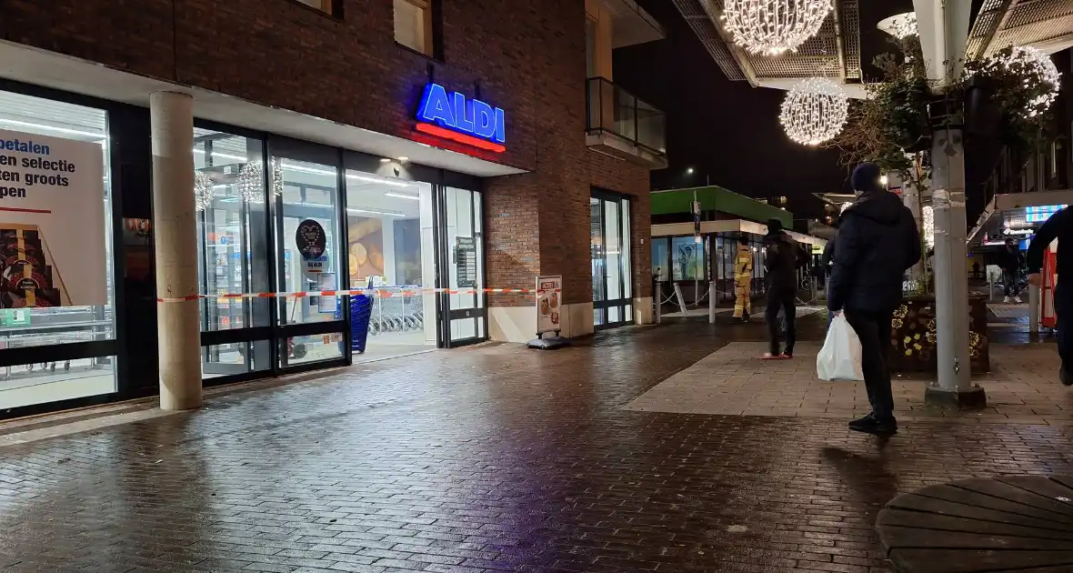 Brandweer ventileert winkel na rookontwikkeling - Foto 9