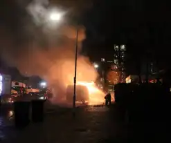 Bestelbus zwaar beschadigd door brand, politie onderzoekt brandstichting