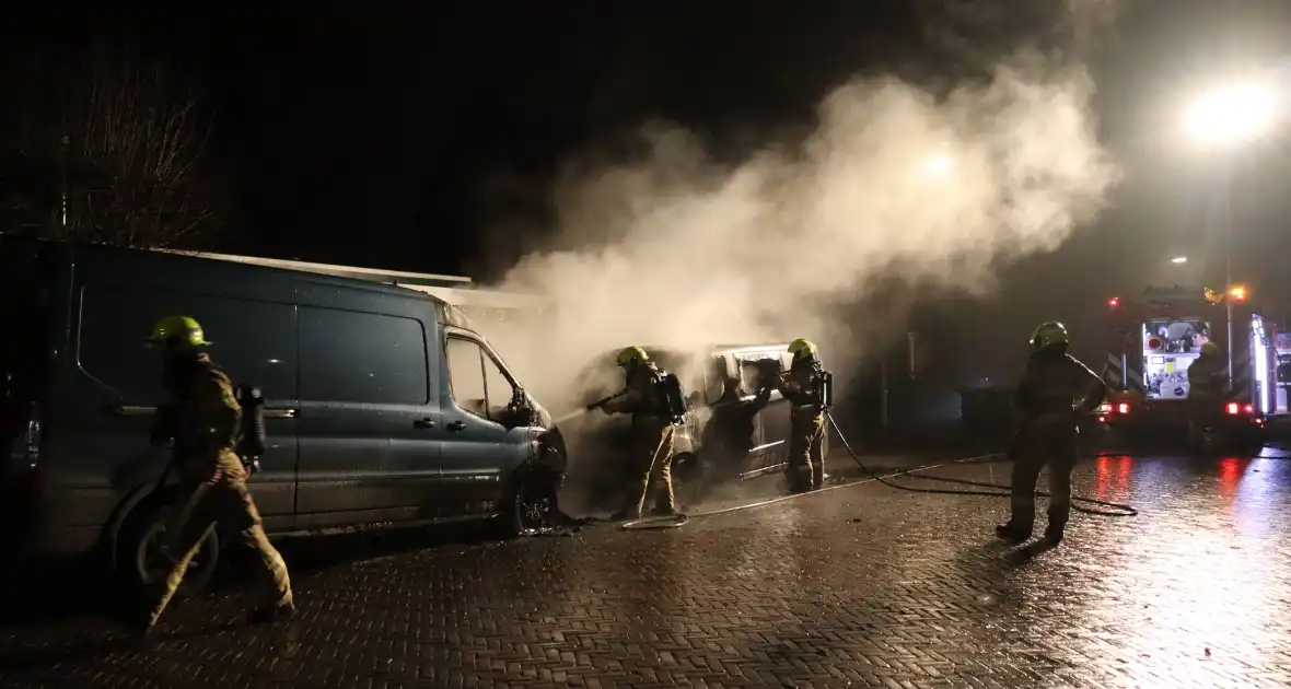 Bestelbus zwaar beschadigd door brand, politie onderzoekt brandstichting - Foto 1