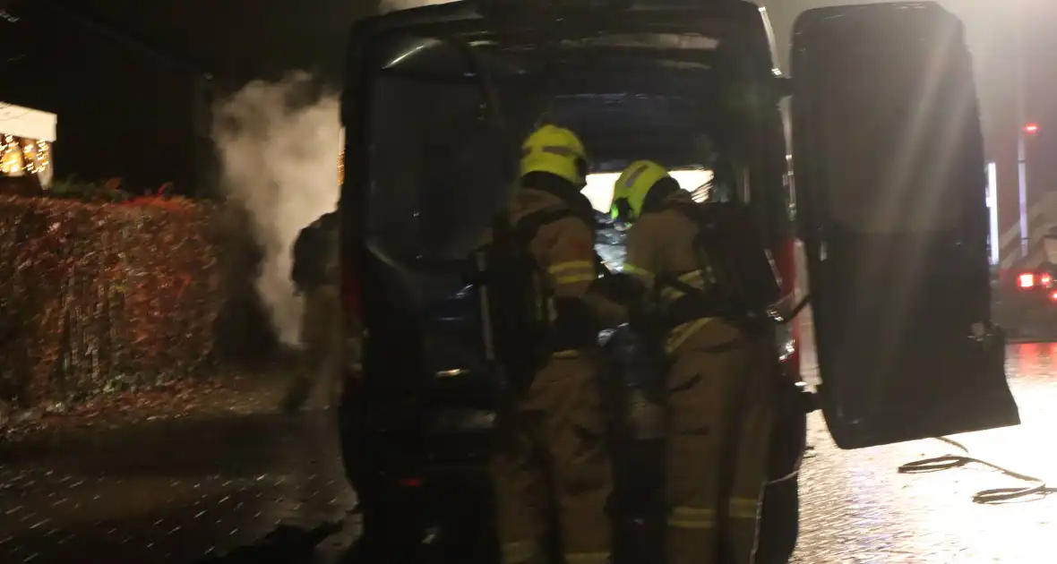 Bestelbus zwaar beschadigd door brand, politie onderzoekt brandstichting - Foto 2