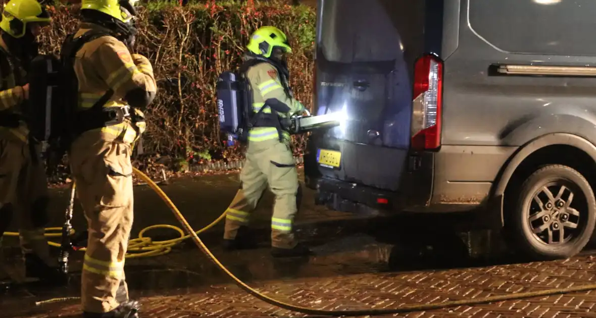 Bestelbus zwaar beschadigd door brand, politie onderzoekt brandstichting - Foto 6