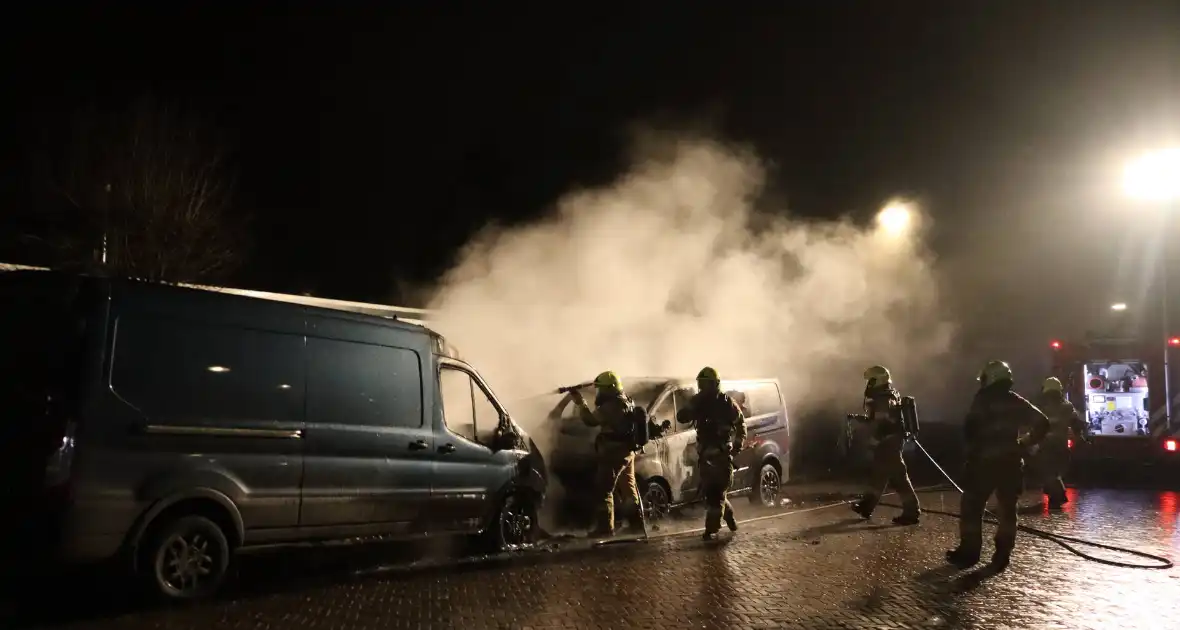 Bestelbus zwaar beschadigd door brand, politie onderzoekt brandstichting - Foto 7